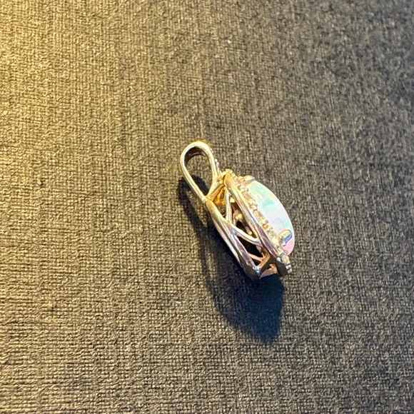 Elegant 14k solid yelllow gold Opal and Diamond Pendant - Picture 4 of 5